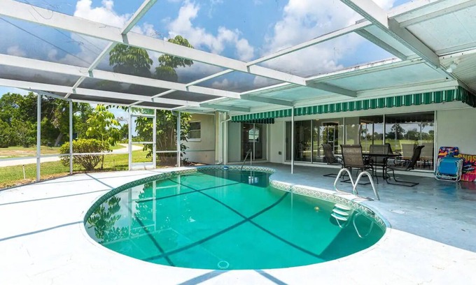 Venice East House | 4 bedrooms sleep 8 private heated pool on golf course 4 mil to the beach
