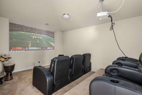 Spring House | 4 bedrooms with theatre! 10 minutes to Six Flags!