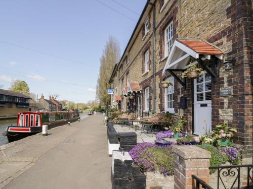 Stoke Bruerne House | 4 Canalside Cottages