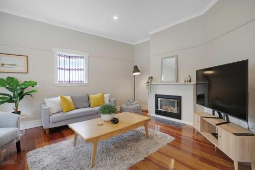 Mount Eden House | 4 Car Parking Fireplace 3 BR 2 BA Work Space