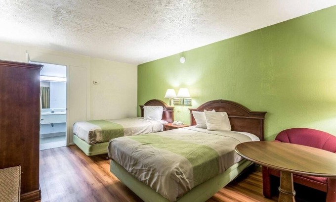 Edgewood Hotel | 4 Efficient Rooms w/Free Breakfast & Pet-Friendly Policies Near Local Parks