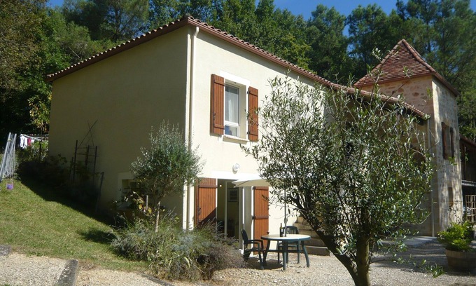 Prayssac Apartment | 4* Gite Apartment with suberb heated pool & fantastic views