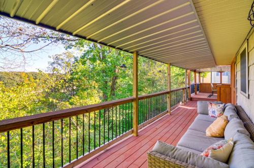 Bronston House | 4 Mi to Cumberland River Cabin with Deck and Fire Pit