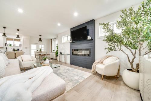 South Tacoma House | 4 Mi to Dtwn Modern Tacoma Home with Spacious Yard
