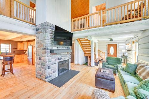 Jonesville House | 4 Mi to Dtwn Spacious Family Cabin in Jonesville!