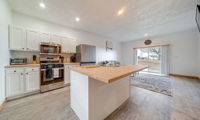 Erie Condo | 4 Mi to Lake: Golf-View Erie Condo w/Porch