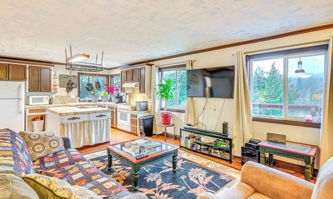 Sandy Apartment | 4 Mi to Sandy River Access: Studio w/Mtn Views!