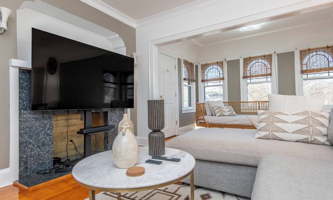 Shorewood House | 4 Minutes Walk to Lake Michigan Atwater Park Beach, Backyard, Balconies. Pets ok