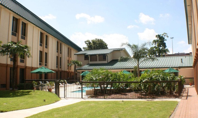 Brookhollow Hotel | 4 Relaxing Units w/Swimming Pool Access Near The Galleria – 10 Mins Drive