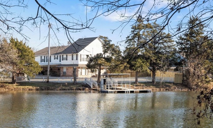 Warr Acres House | 4000 sqft Lakefront View | Hot tub + Patio #NH