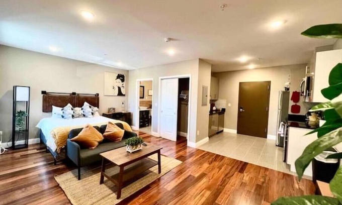 Logan Square Apartment | 402 Stylish luxe Apt at center city self check-in