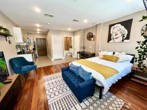 Logan Square Apartment | 408 Modern styles apartment in center city of Philly