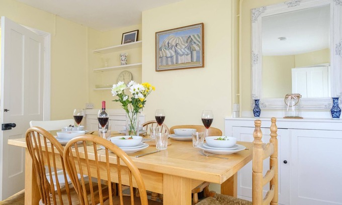 Leiston Cottage | 41 Eastward Ho - sleeps 5 guests in 2 bedrooms