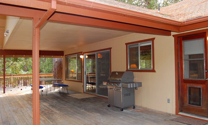 North Wawona Cabin | (43A) Mountain Retreat at The Redwoods In Yosemite