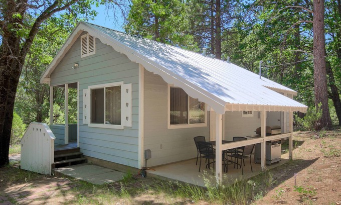 North Wawona Cabin | (43R) Edna's Hearts Desire at The Redwoods In Yosemite