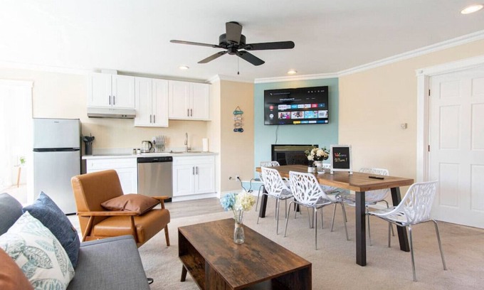 Tukwila House | 4429 upper B · Gorgeous 3BR suite near airport & Seattle-Unit B