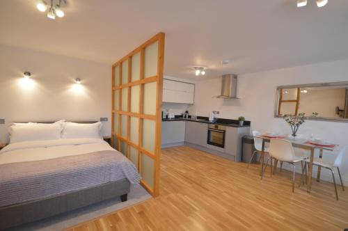 Soho Apartment | 4B Soho Studios 4th floor by Indigo Flats