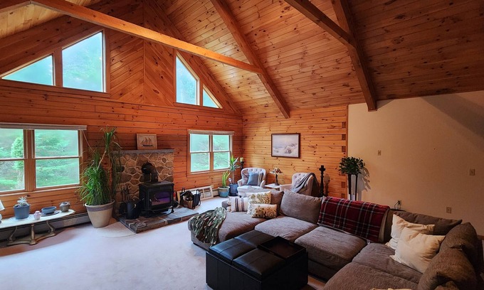 Thornton House | 4b2b true Log retreat in the heart of the Whites