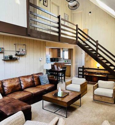 West Dover House | 4BD 2BA - Mount Snow VT - Ski-Back Trail - Shuttle