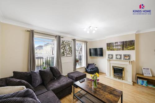 Langley Marish House | 4BR 6Beds 3Bath Parking 3min Walk to Station Heathrow Airport & Windsor