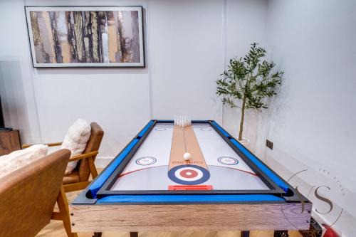 Birmingham City Centre Apartment | 4BR Apt in Central Birmingham Games Room & Free Parking