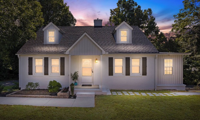 High Point House | 4BR home, King bedsx2, easy to HPU|Furniture Mkt|GSO|W-Salem