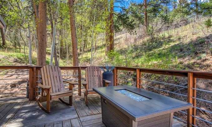Cascade-Chipita Park Cabin | 4BR|Mountain Views|Hot Tub, Firepit|Hiking