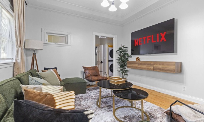 East Somerville Apartment | 4BR near Harvard/MIT +Parking +BBQ +Fire pit