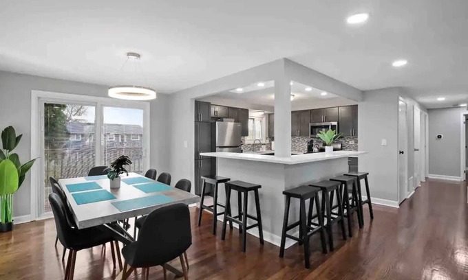 Fox Valley House | 4BR Near Woodfield Mall & Metra | LCP Collection