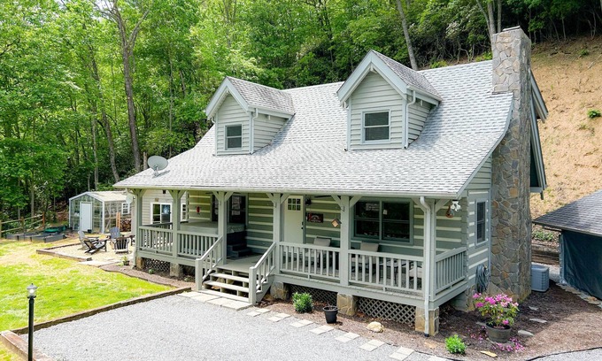 Whittier Cabin | 4BR Smoky Mtn Cabin w/Hot Tub & View | Private - Cherokee & Bryson City
