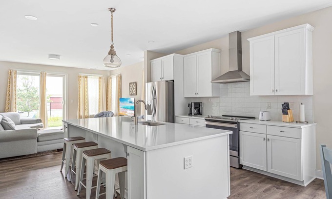 Lewes House | 4BR Townhouse with pool & bike trail access