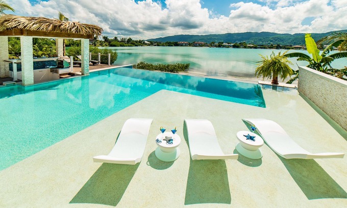 Montego Bay Villa | 5 BDR LUX MODERN BEACHFRONT VILLA PRIVATE INFINITY POOL & OCEAN VIEWS STAFF