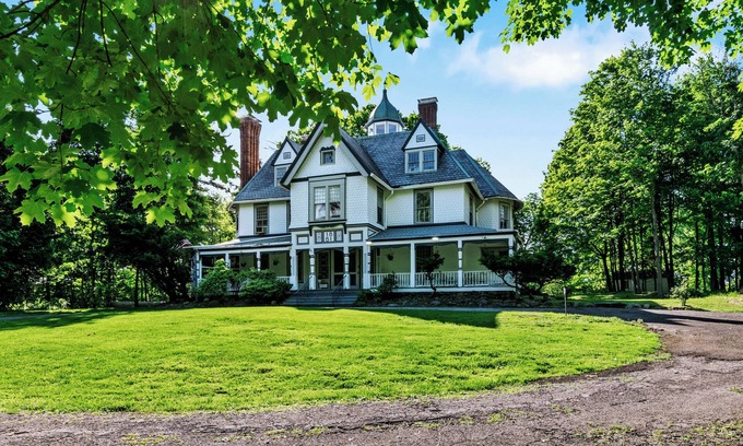 Newburgh House | 5 bdrm Victorian, built in 1881-With 21 rooms, on a hill on 4 VERY private acres