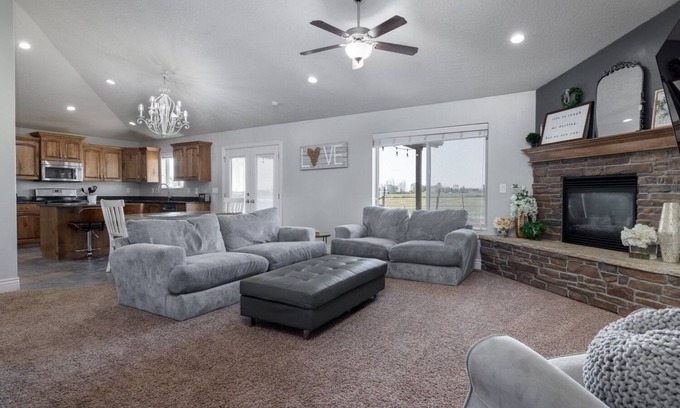 Naples House | 5-bed by Dinosaur National Monument & Green River w/Hot Tub, Pool & Fire Pit.