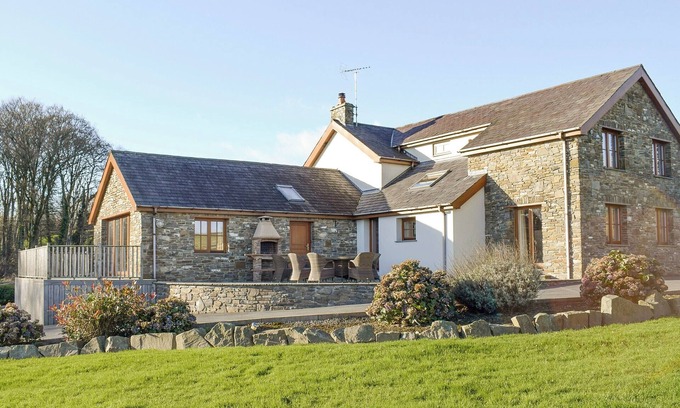 Felinfach Cottage | 5 bedroom accommodation in Mydroilyn, near Aberaeron