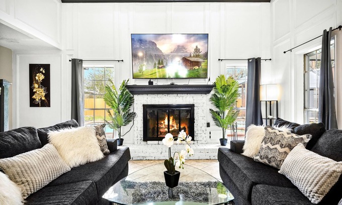 Pearland House | 5 Bedroom Home With A Private Pool & Spa.