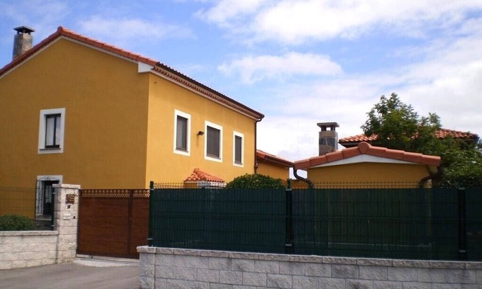 San Pedro de la Ribera House | 5 Bedroom house, garden, barbecue, WIFI, games room, 0.9 miles from the beach