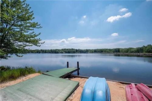 Tobyhanna House | 5-Bedroom Lakefront, private beach wifi AC boat &