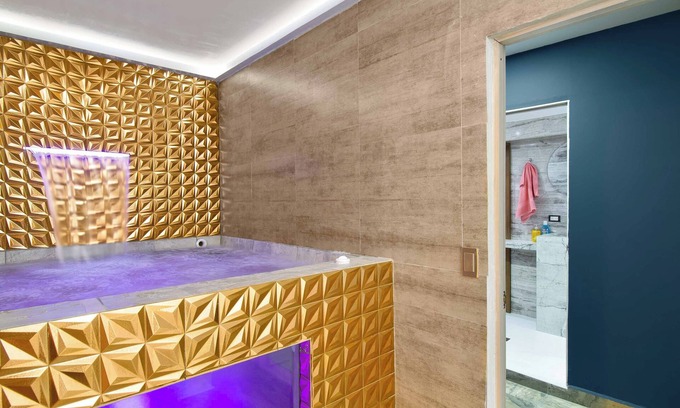 Las Lomas I Apartment | 5 Bedroom Provenza! Golden Jacuzzi and pool table - 1 Block from Lleras