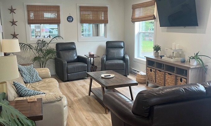 Pointe-du-Chene House | 5 Bedroom Summer House (newly built) - Walk to Parlee Beach!