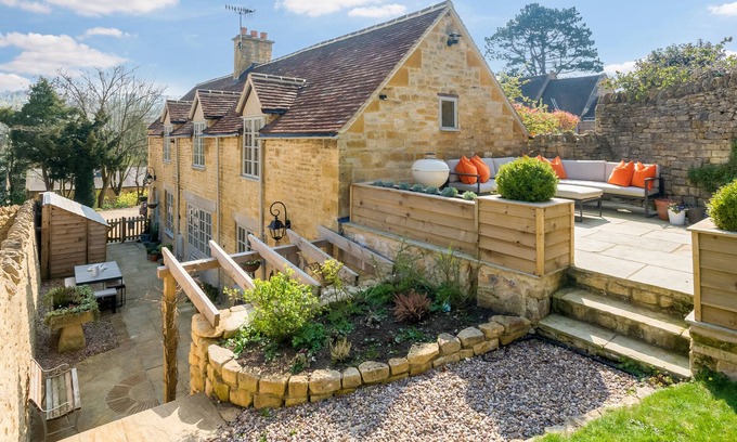 Blockley Cottage | 5* Gorgeous Stone Cottage in an Idyllic Picture Postcard Village. Parking/Garden