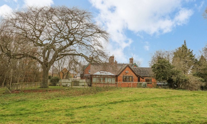 Southam Cottage | 5 GRANGE COTTAGES, pet friendly, with open fire in Priors Marston