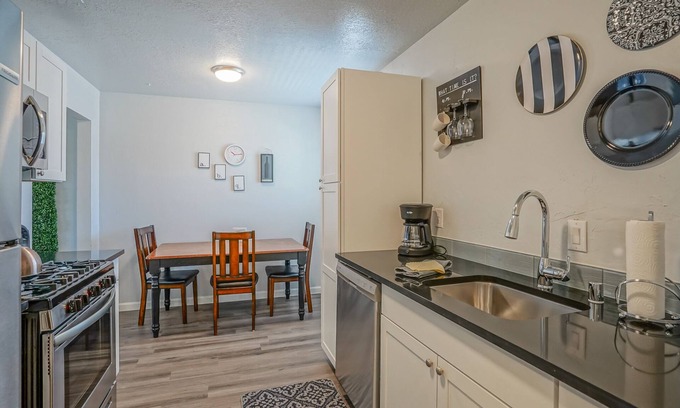 University Heights Apartment | #5: King bed, 1bd/1ba, Walk to UNM & restaurants!