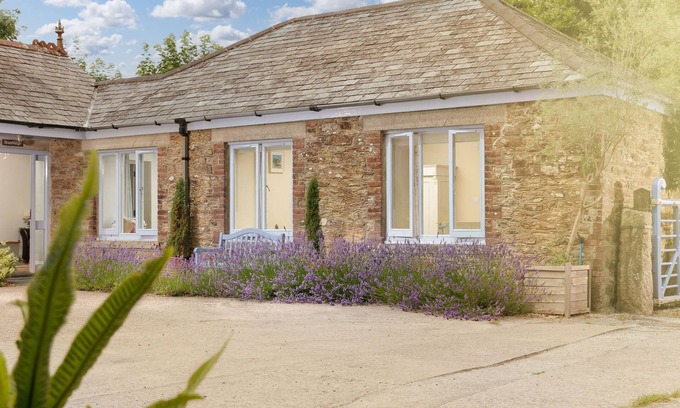 Carnon Downs Cottage | 5* Luxurious 1 bed self-catering cottage, 20mins from North&South Cornish coasts
