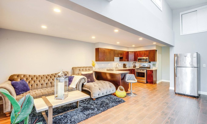 Ashburn Apartment | 5 Mi to Midway: Walkable Chicago Apartment