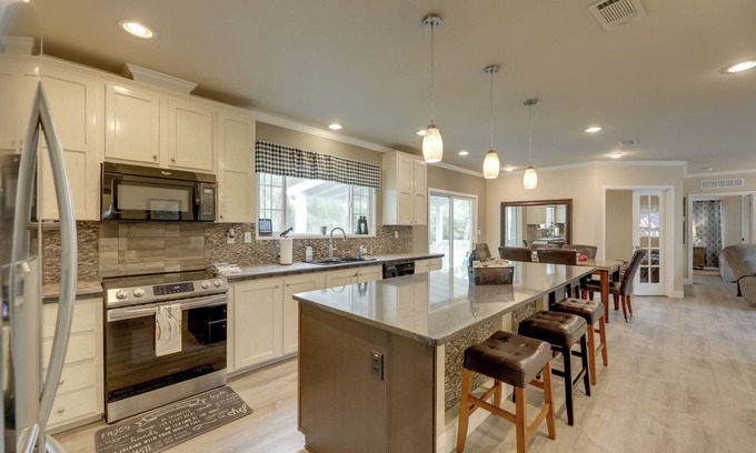 Sublime Cottage | 5 Mi to Splashway Waterpark: Cabin in Rock Island