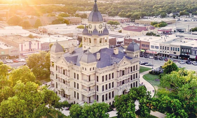 Denton House | 5 Min to Downtown Denton Full Kitchen Yard UNT/TWU Colleges and Hospitals