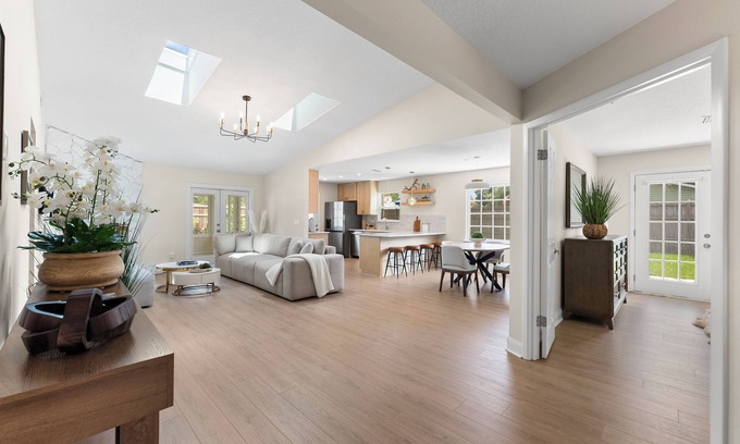Isle of Palms House | 5 min to Mayo—luxury, comfort & care designed for patients & caregivers.