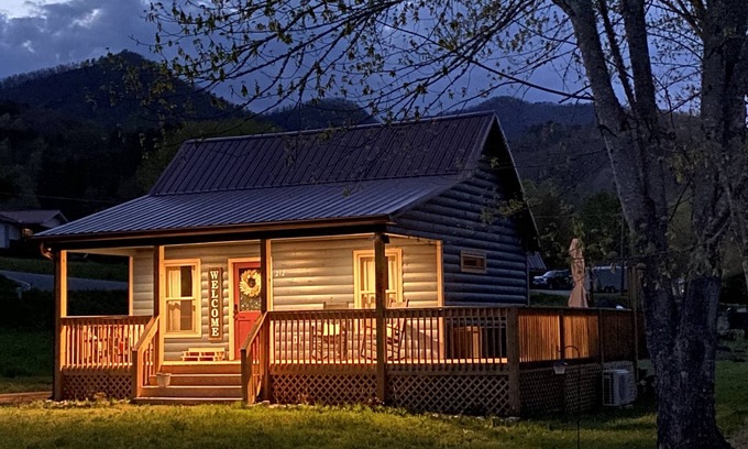 Bryson City Cabin | 5 min to POLAR EXPRESS and Downtown BC - Romantic little cabin with HOT TUB