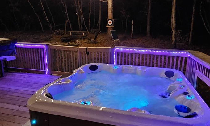 Tunkhannock Township Ski Chalet | 5 min to the lake, Private Hot Tub, Fire Pit, Game Room, Fireplace PetFriendly n